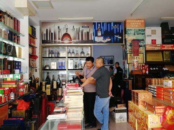 大埔縣市場監(jiān)管局開展“雙節(jié)”前酒類打假專項(xiàng)行動(dòng) 規(guī)范酒類經(jīng)營秩序